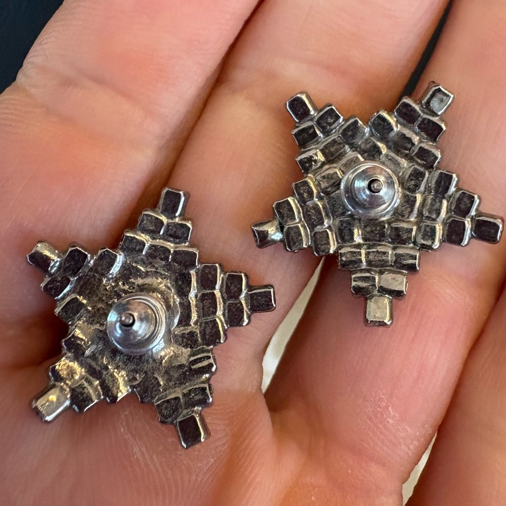 Vintage silver toned rhinestone star earrings pierced - Picture 5 of 11